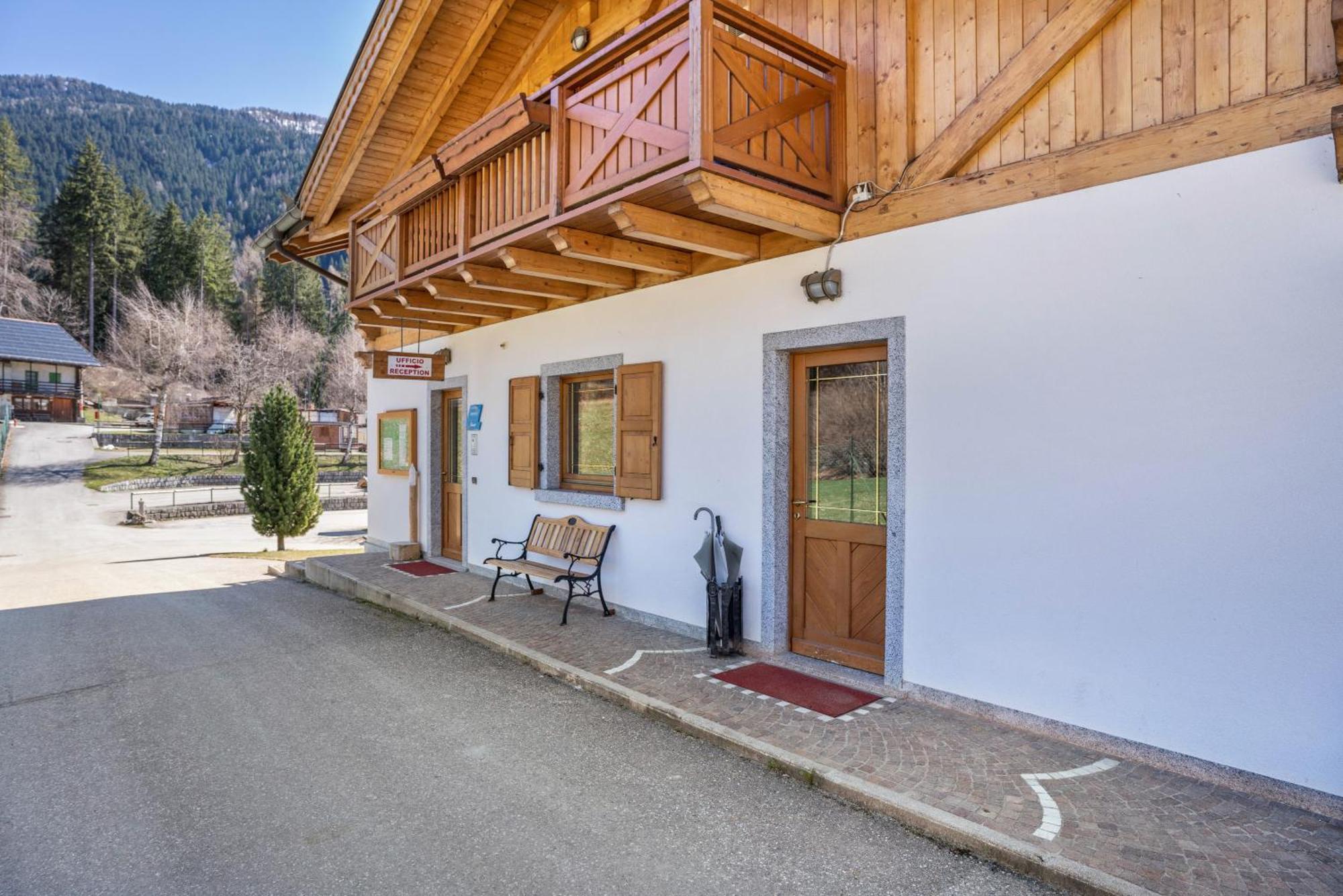Chalet Camping Fae 1 Мадона ди Кампильо Екстериор снимка